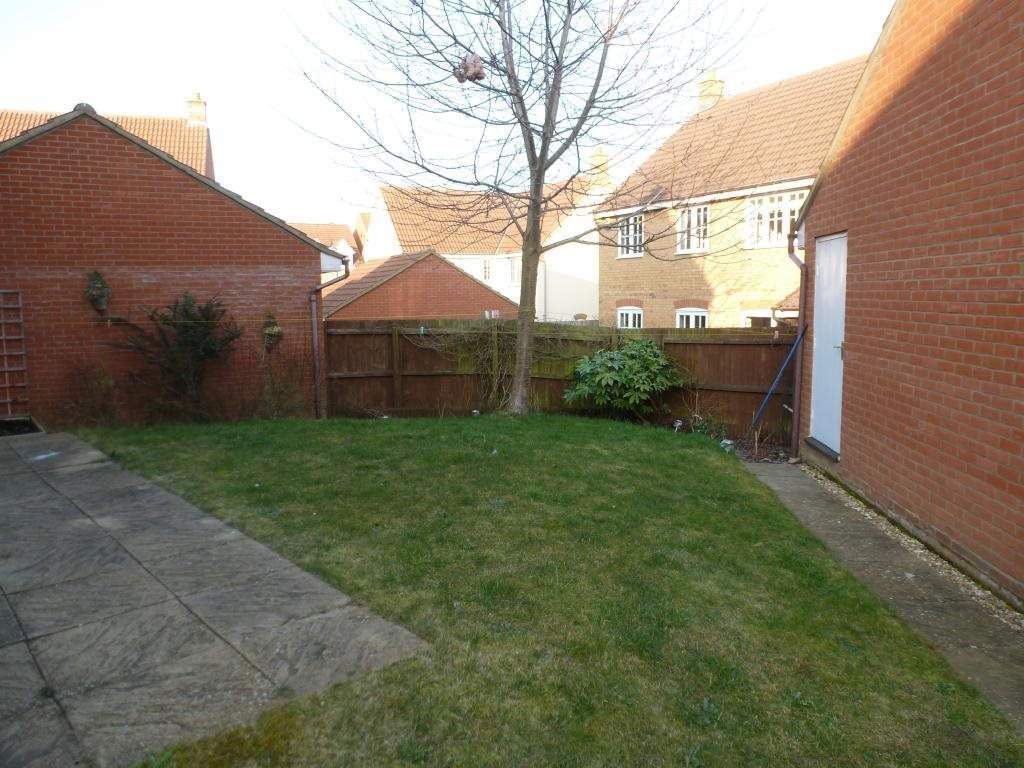 room to rent in proctor rise, grange farm - spacious room in a