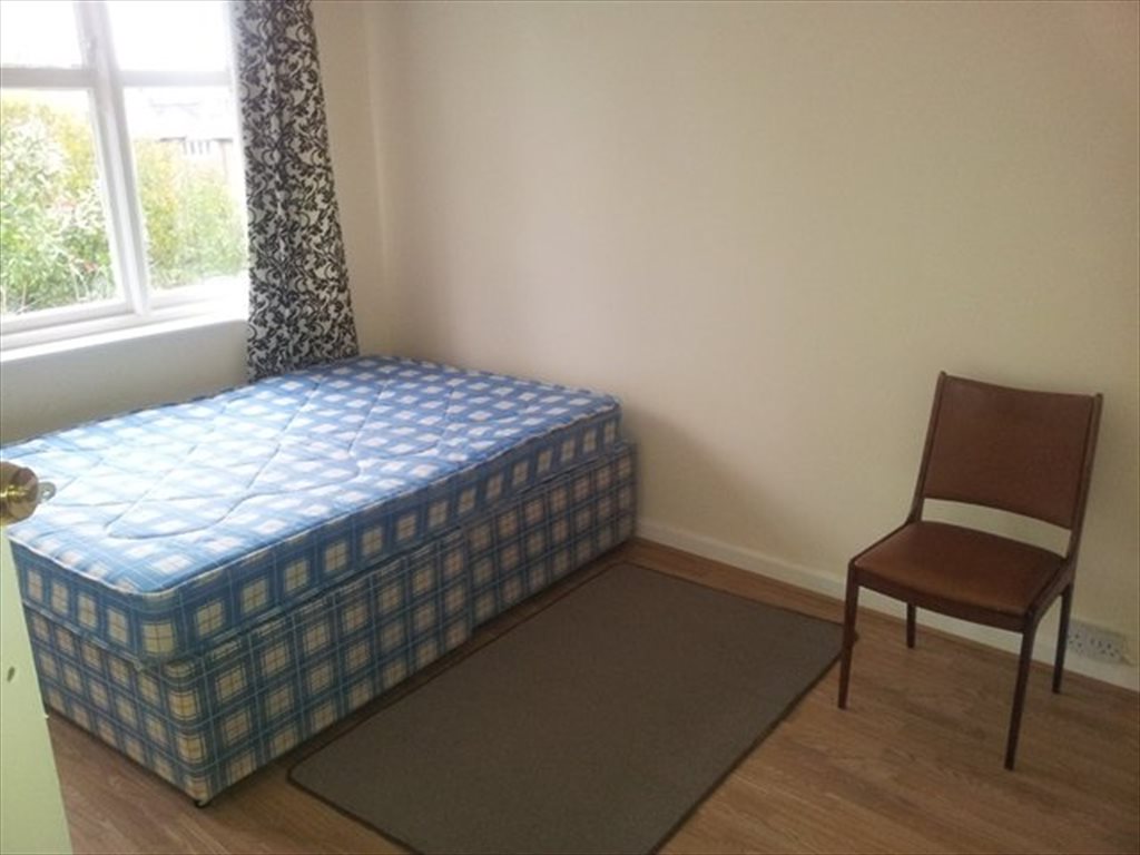 Room to rent in Runswick Drive, Nottingham - NO DEPOSIT ...