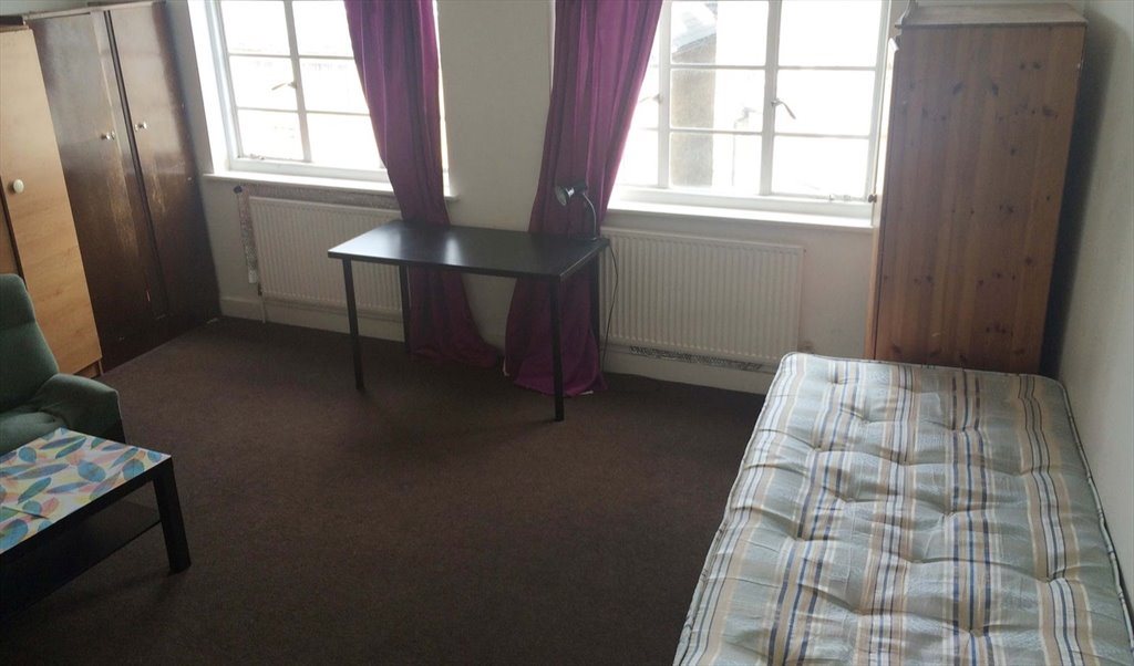 Room To Rent In High Road Leytonstone London Huge Twin Room For 2 Friends Or A Couple 5 Min Walk To Central Line Tube Station All Bills Includ