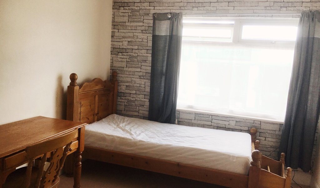 Room To Rent In Cheney Manor Road Swindon Spacious Single Room All Bills Great Location 412