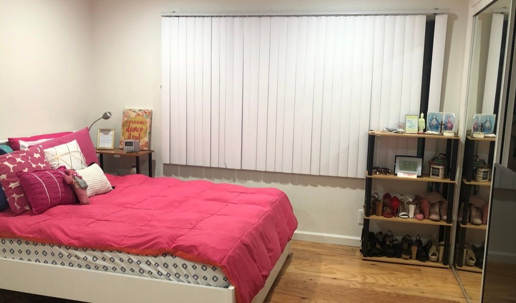 Room For Rent In South Windsor Boulevard Central La Large Room In A 2 Br Apt Washer Dryer In Room Parking Utilities Included 1500