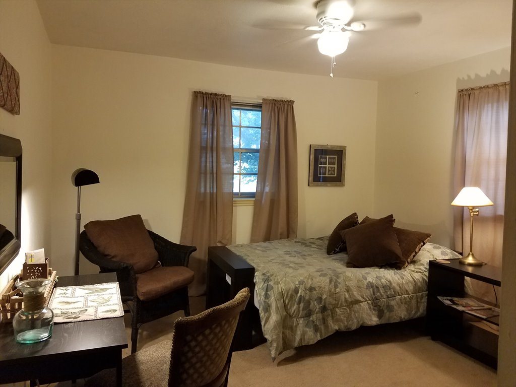 Room For Rent In Ivan Reid Drive Houston Comfy Safe Sunny Home With Pool Needs A Roommate 650