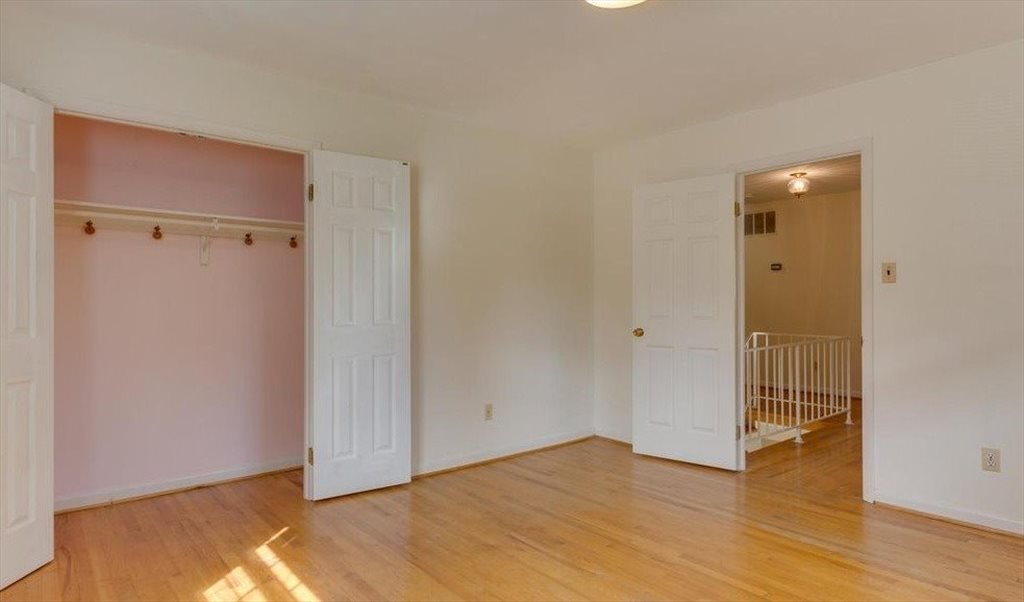 Room For Rent In Wilton Oaks Drive Silver Spring 640 Large Furnished Room Close To Glenmont Metro Station Silver Spring 640