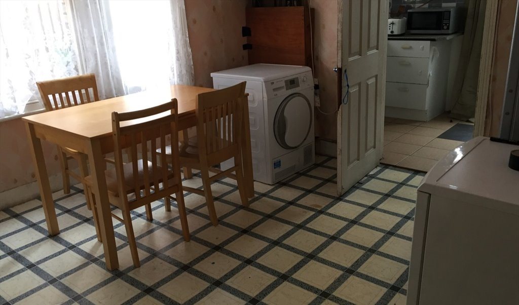 Room To Rent In Meads Road Wood Green Extra Large Double Room 5 Min From Turnpike Lane Station 650