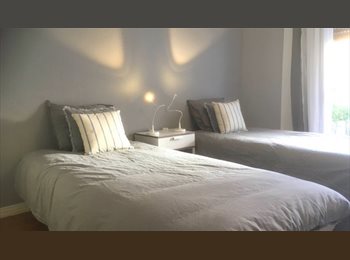 Roomgo PT - HouzeStudent --> Double room in a brand new Apartment near the beach, perfect for surfers!, Lisboa - 550 € Por mês