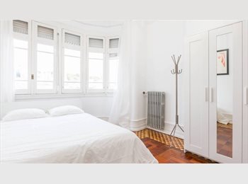 Roomgo PT - Fully furnished and serviced room in  bright central apartment, Lisboa - 750 € Por mês