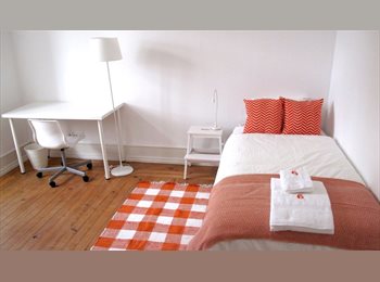 Roomgo PT - Spacious and bright Room in Entrecampos, Lisboa - 475 € Por mês