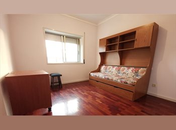 Roomgo PT - Apartamento grande com bastante luz natural., Porto - 300 € Por mês