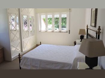 Roomgo PT - HouzeStudent --> Duplex apartment very close to the beach, perfect for surfers!, Lisboa - 520 € Por mês
