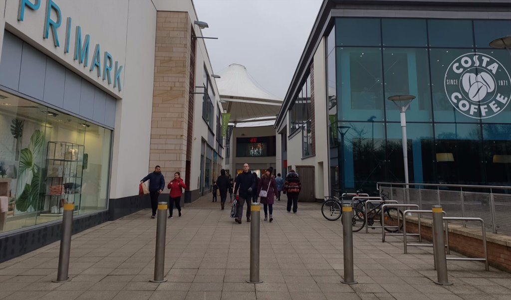 Room to rent in Gainsborough Road, Corby ***Corby Town Centre*** 4 Bedrooms and 4 Bathrooms