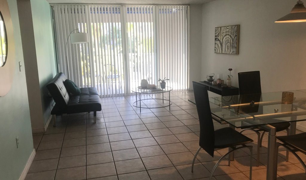 Room For Rent In Northwest 1st Avenue Downtown Miami Private Room In Downtown Utilities Included 900