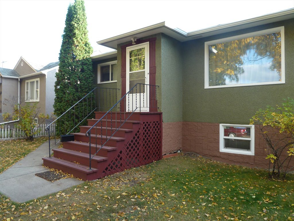 Room for rent in 71 Avenue Northwest, Southeast Edmonton Furnished Room in Southside Edmonton home