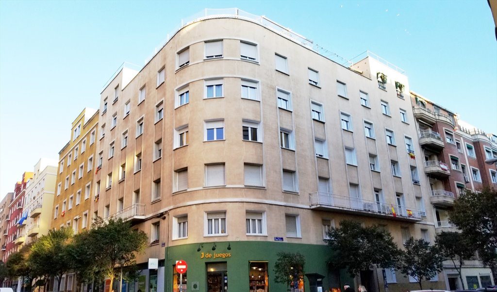 Piso Compartido en Calle Menorca, Madrid - MAGNIFICA HABITACIÓN AL LADO