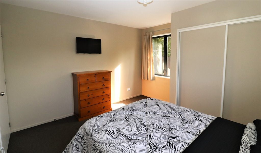 r325ap - cool room, cool flatmates!