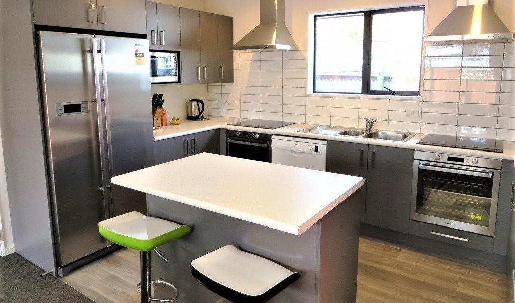 r325ap - cool room, cool flatmates!