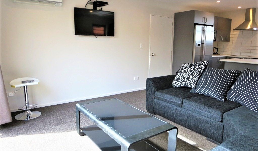 r325ap - cool room, cool flatmates!