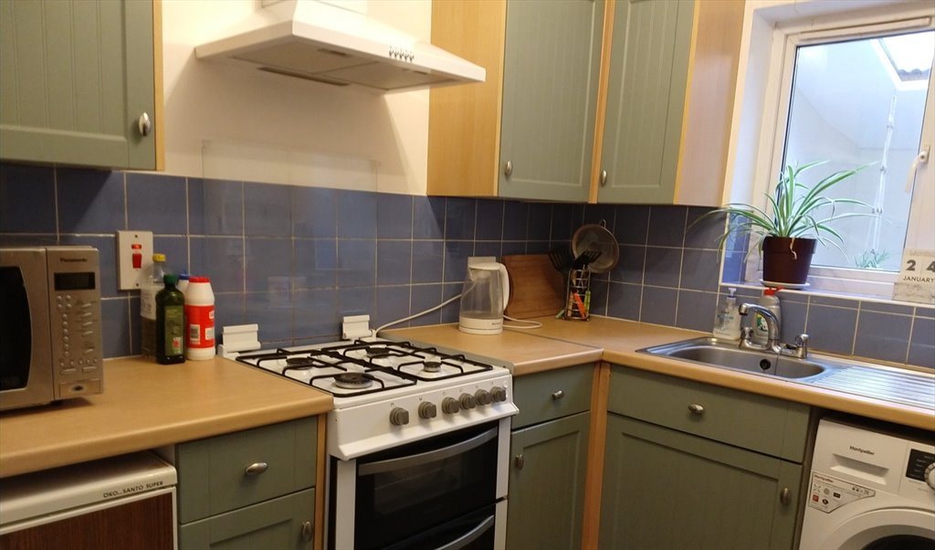 Room to rent in Clyde Crescent, Cheltenham - STUDENTS ONLY ...