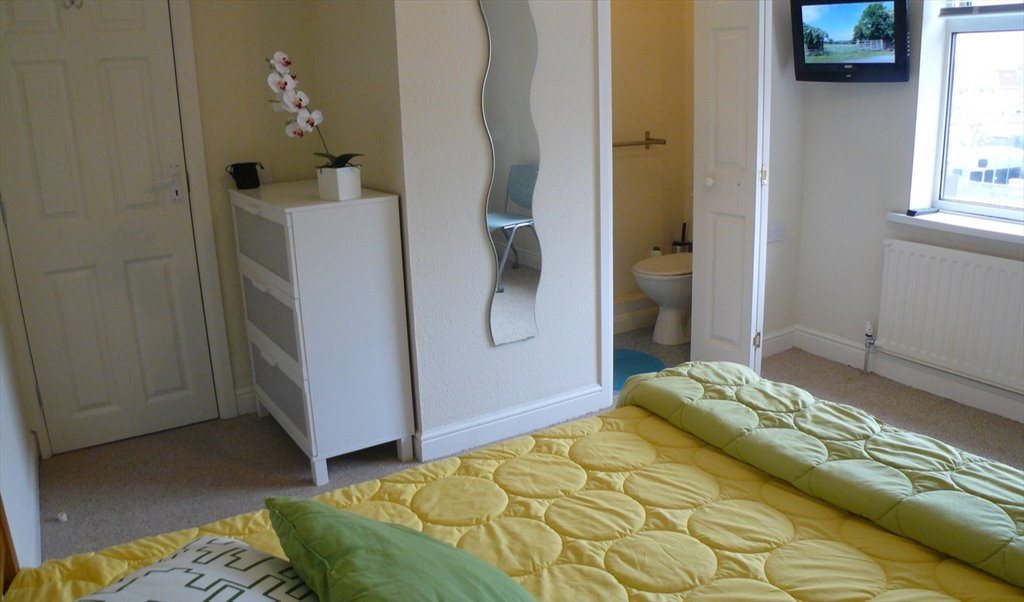 Room To Rent In Euclid Street Swindon Super Large And Ensuite Room Regent Circus Sn1 535 M 10 Nov 535