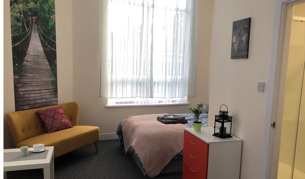 Room to rent in Strand Road, Bootle Room with bathroom