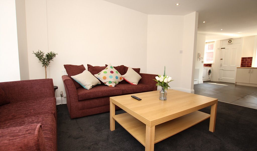 Room to rent in Hessle Avenue, Leeds 1 Room available in central Hyde