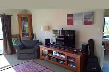  NZ - Sunny warm home with views close to city, Wellington - $260 pw