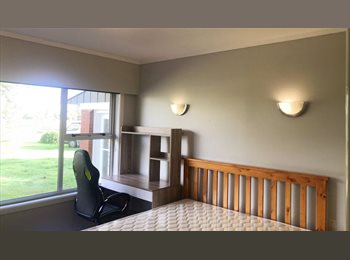  NZ - Furnished double bedroom near the University of Waikato looking for female flatmate, Hamilton - $160 pw