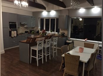 EasyRoommate UK - Gorgeous WOW factor house! Large double with Jacuzzi en suite!, Stockport - £450 pcm