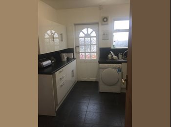 EasyRoommate UK - Good Size double Room with all bills included, Lawrence Weston - £425 pcm