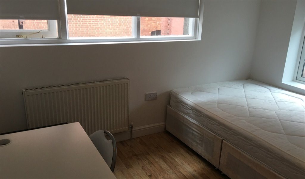 Room To Rent In Guildford Street Luton Bright Light Double Room Nr Luton Starbucks And Stations 470