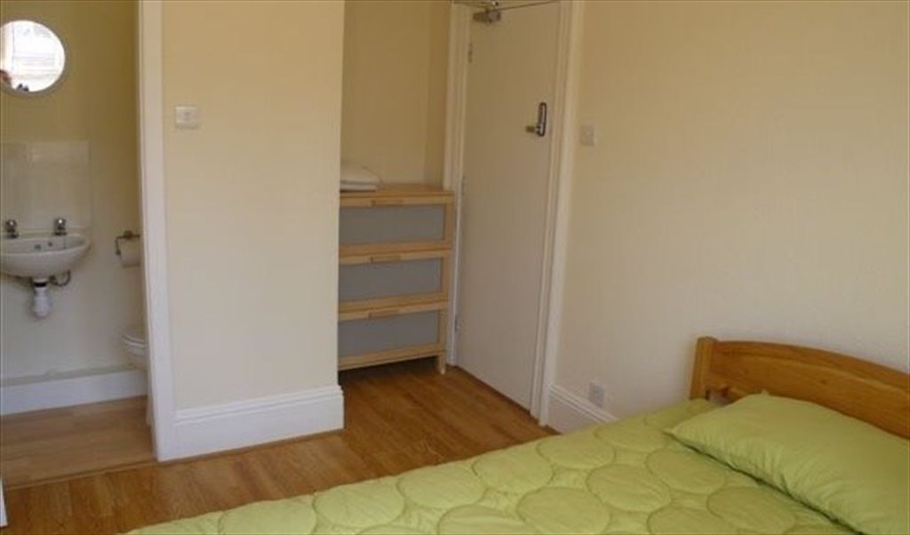 Room To Rent In Curtis Street Swindon Urgent Super Double Room Sn1 430 M 430