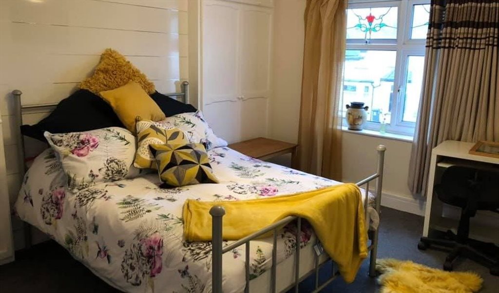 Room to rent in Fairwater Grove East, Cardiff CF52JU Fabulous