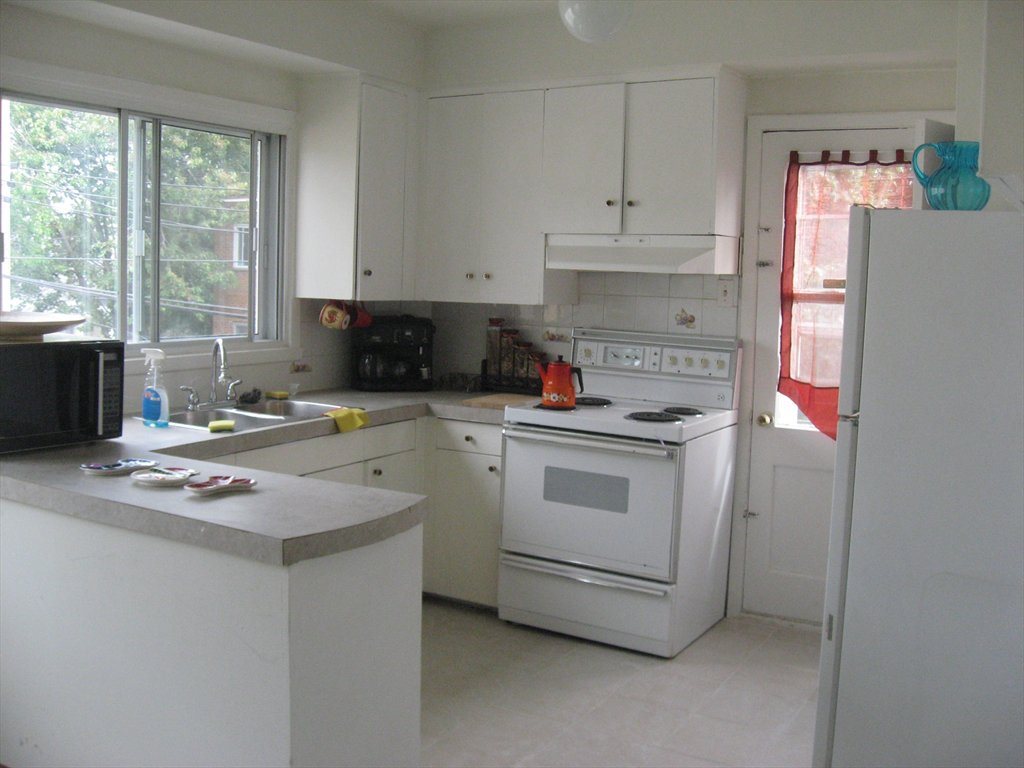 Room for rent in Rue Véniard, SaintLaurent All Furnished Renovated