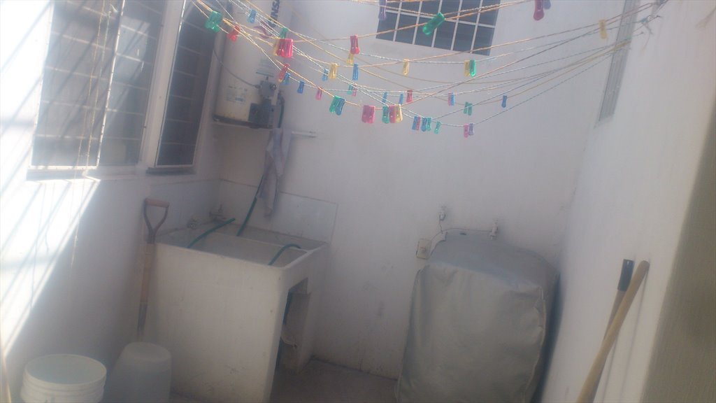 Amplia habitación amueblada con baño propio, servicios y áreas comunes