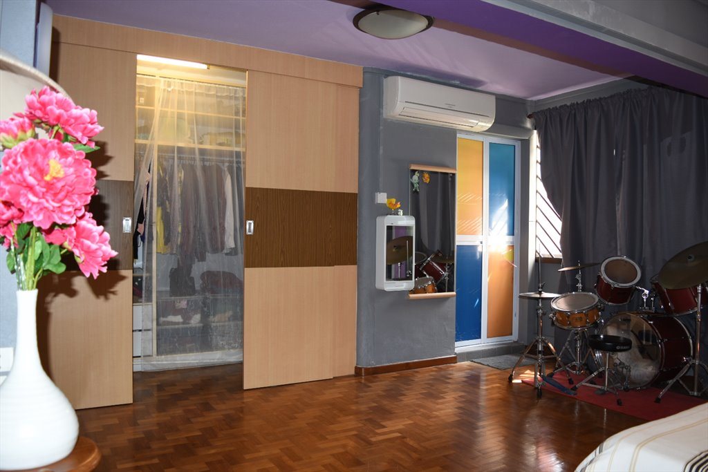 Room for rent in Yishun Avenue 6, Yishun Master bedroom available for