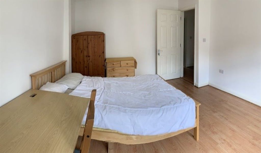 Room to rent in Ashenden Road, Guildford Spacious and Bright Double Room!