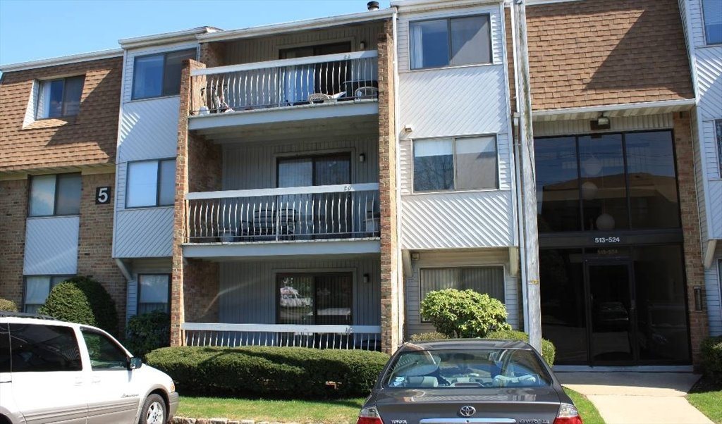 Room for rent in Edison Glen Terrace, Edison Living Room Available In