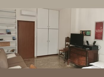 Roomgo IT - Per studente/ssa grande stanza in zona universitaria, Bologna - € 540 al mese