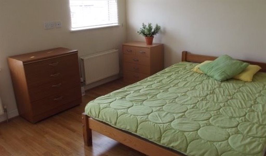 Room to rent in Crombey Street, Swindon Couple for Super large room