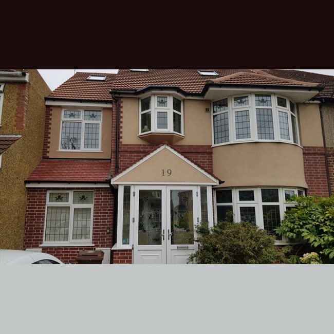Room to rent in Burns Way, Hounslow Newly Renovated Modern House