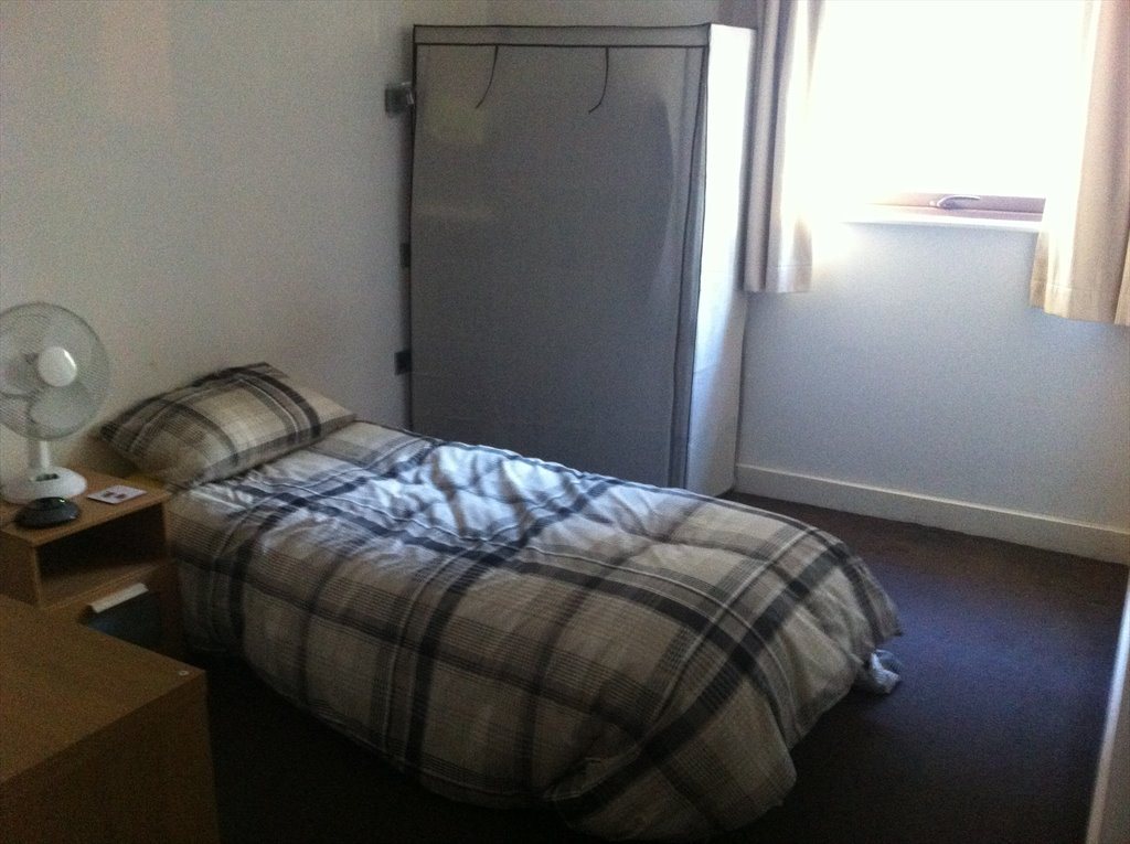 Room to rent in Isaac Way, Manchester - Large living area for