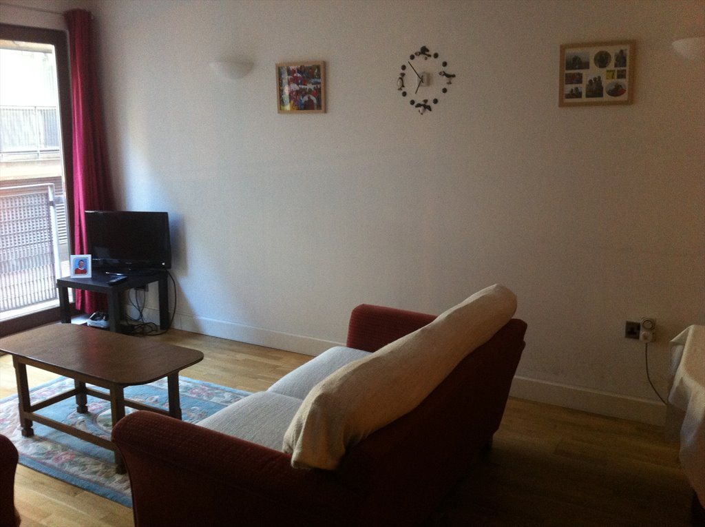 Room to rent in Isaac Way, Manchester - Large living area for