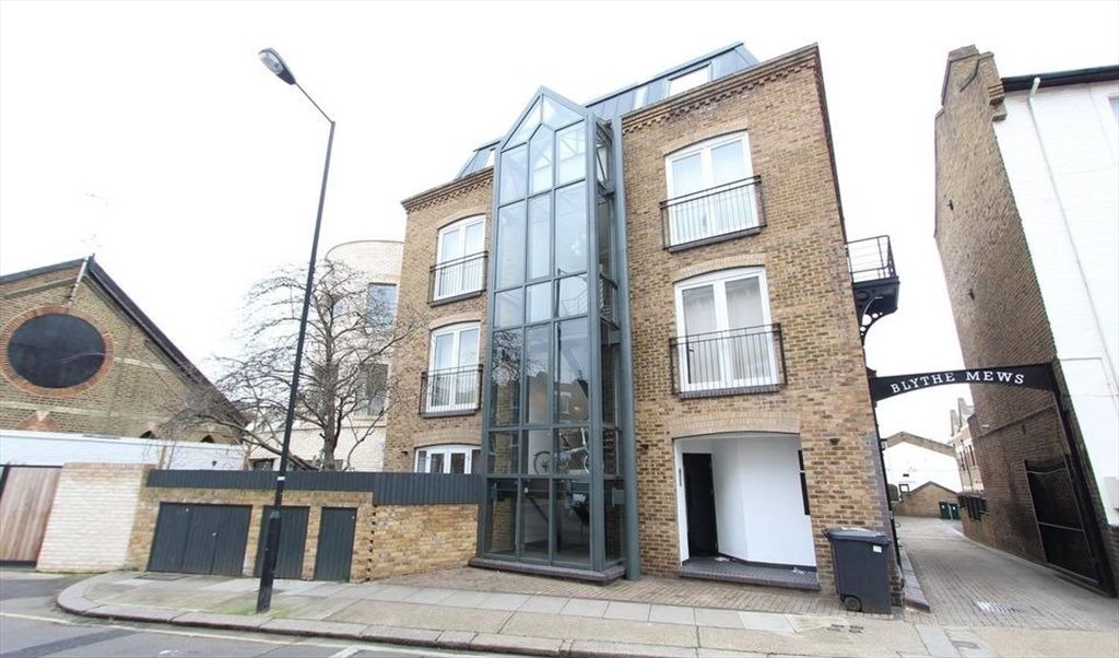 Room to rent in Blythe Road, Hammersmith MASSIVE LUXURY DOUBLE ROOM