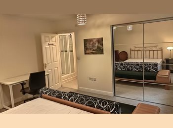 Roomgo UK - Double En-suite Oxford Road Campus Student Town House, Longsight - £660 pcm