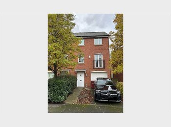 Roomgo UK - Large Double with Ensuite, Stoneclough, Stoneclough - £575 pcm