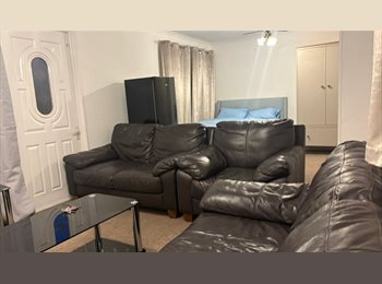 Roomgo UK - Double room with private sitting area, Salford - £650 pcm