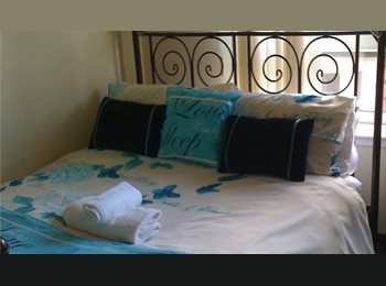 Roomgo UK - A SPECIOUS EN-SUITE DOUBLE ROOM IS AVAILABLE TO RENT NOW, Dennistoun - £669 pcm