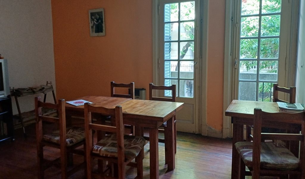 habitacion single o doble en casa con terraza, patio y parrilla - Bolívar, Comuna 4 | Roomgo - Image 2