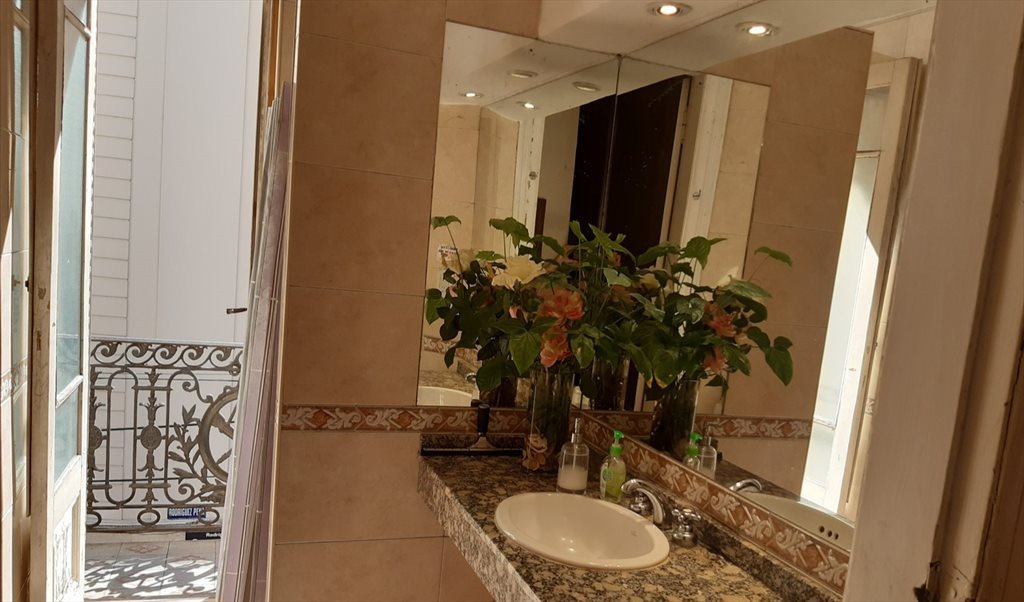 Luminosa habitación individual zona CENTRO – Ideal para estudiantes o jóvenes profesionales. - Rodríguez Peña, Comuna 1 | Roomgo - Image 4