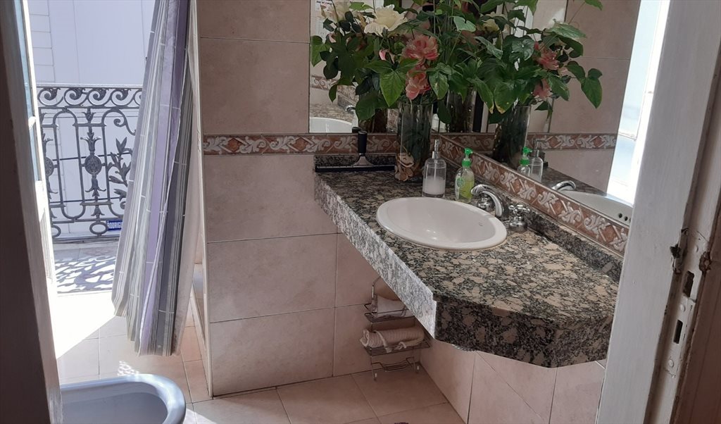 Luminosa habitación individual zona CENTRO – Ideal para estudiantes o jóvenes profesionales. - Rodríguez Peña, Comuna 1 | Roomgo - Image 5