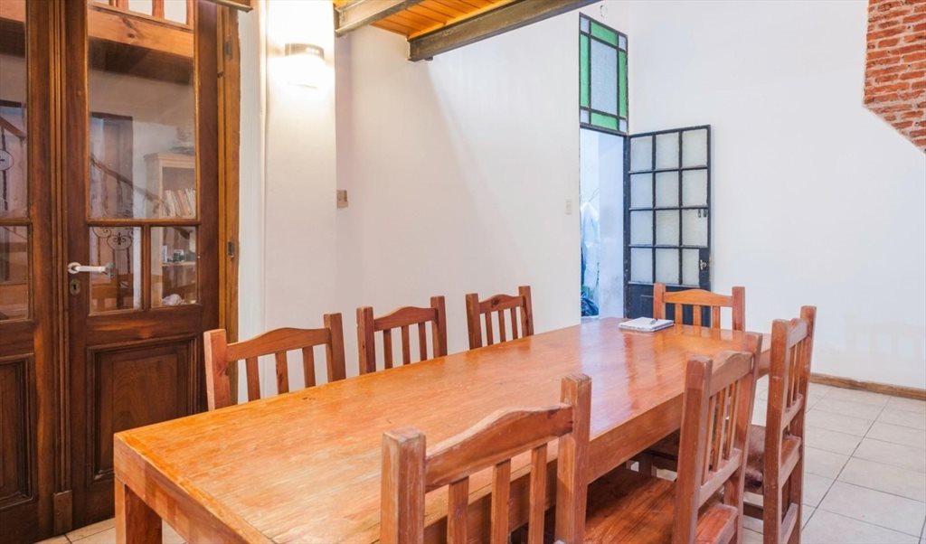 Universidad de Palermo / Zona Facultad de medicina  :  Habitacion Privada en una Casa Restaur - San Luis, Comuna 3 | Roomgo - Image 2